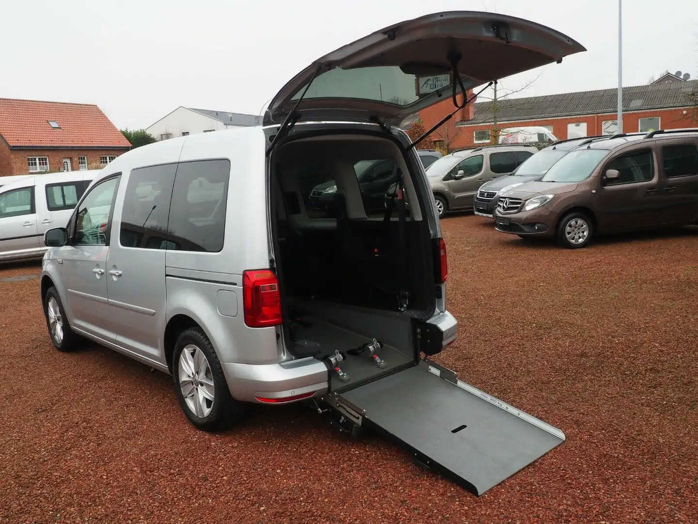 Volkswagen Caddy DSG Rollstuhlrampe + Einzugswinde + Navi Silber - 1