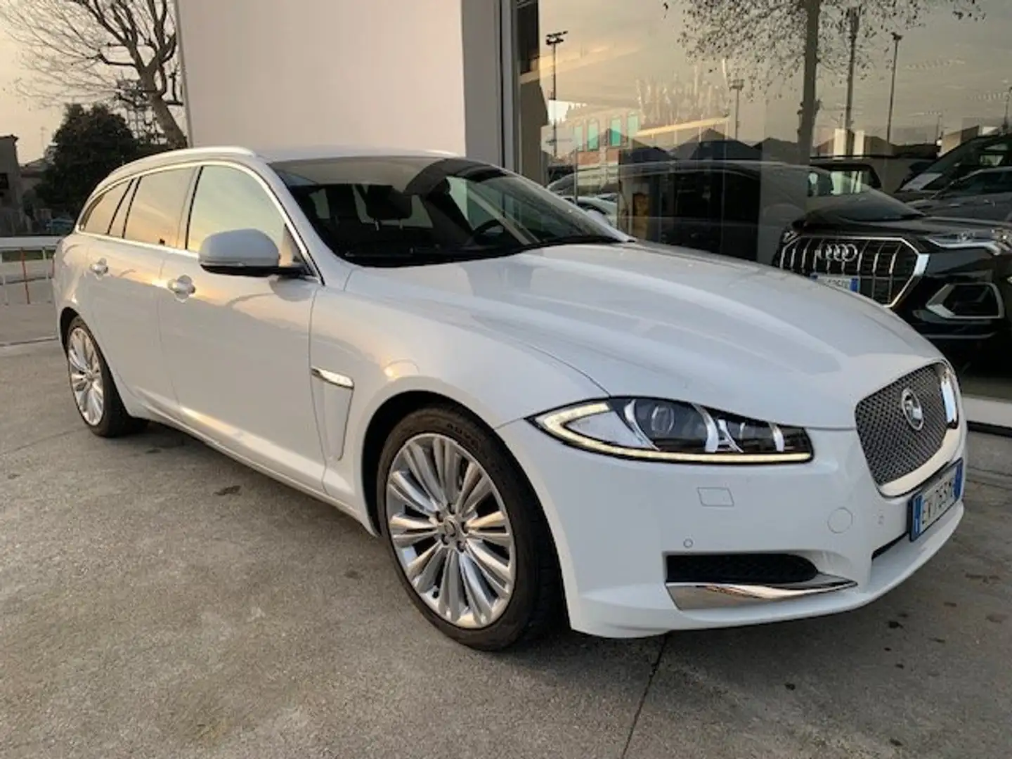 Jaguar XF XF Sportbrake 3.0d V6 Luxury 240cv auto Blanc - 1