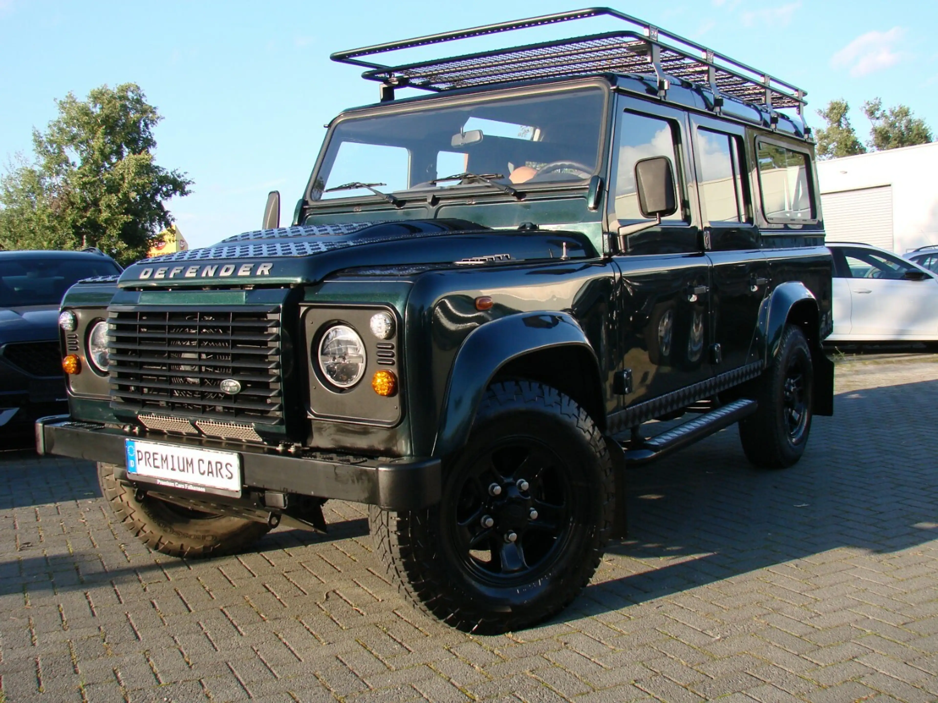 Land Rover Defender 110 E Station Wagon 7-Sitzer LED Leder AHK — photo 2