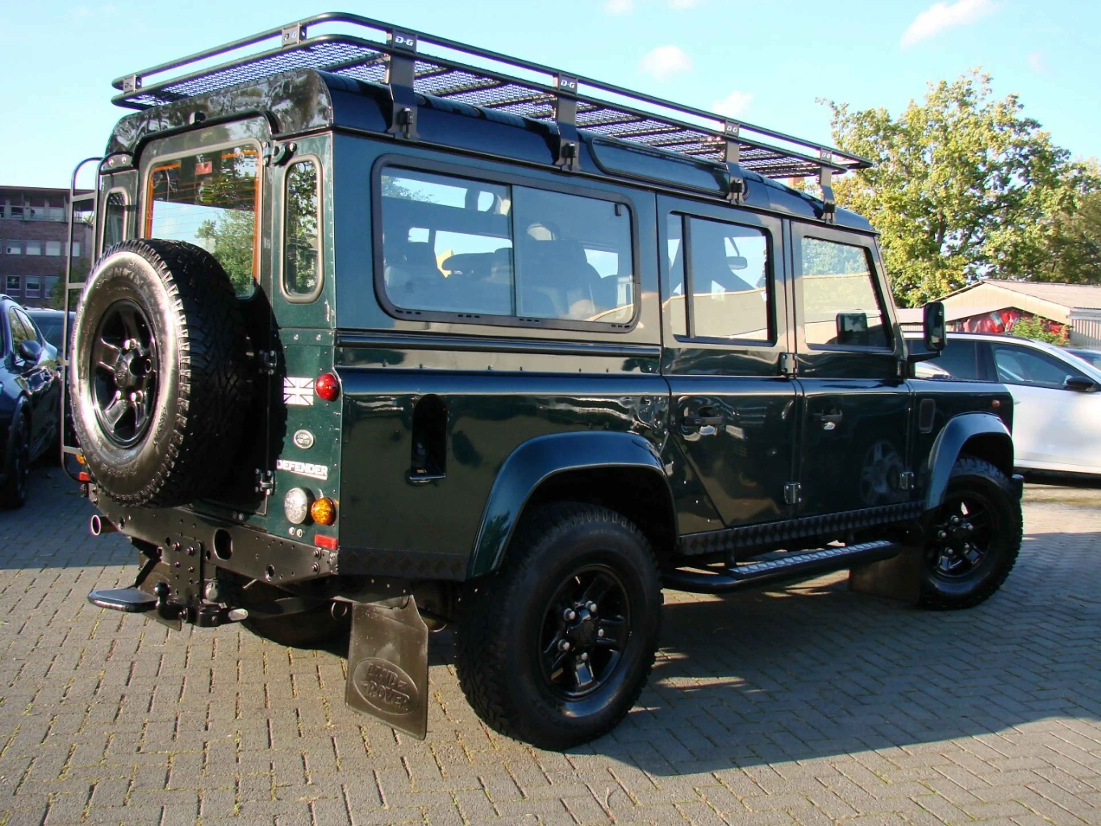 Land Rover Defender 110 E Station Wagon 7-Sitzer LED Leder AHK — photo 3