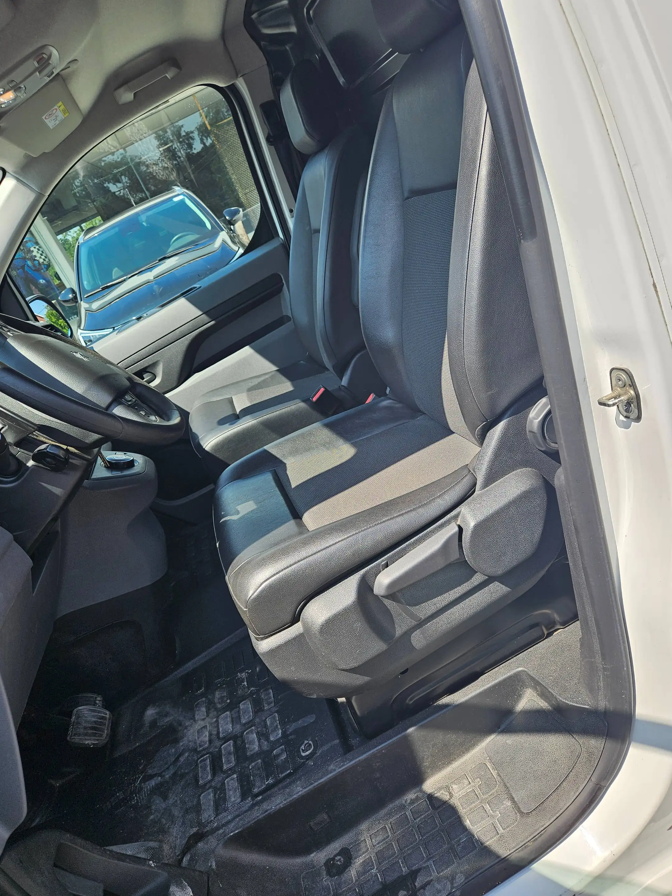 Peugeot Expert 2.0 BlueHDi L3 Long Premium Pack — photo 11