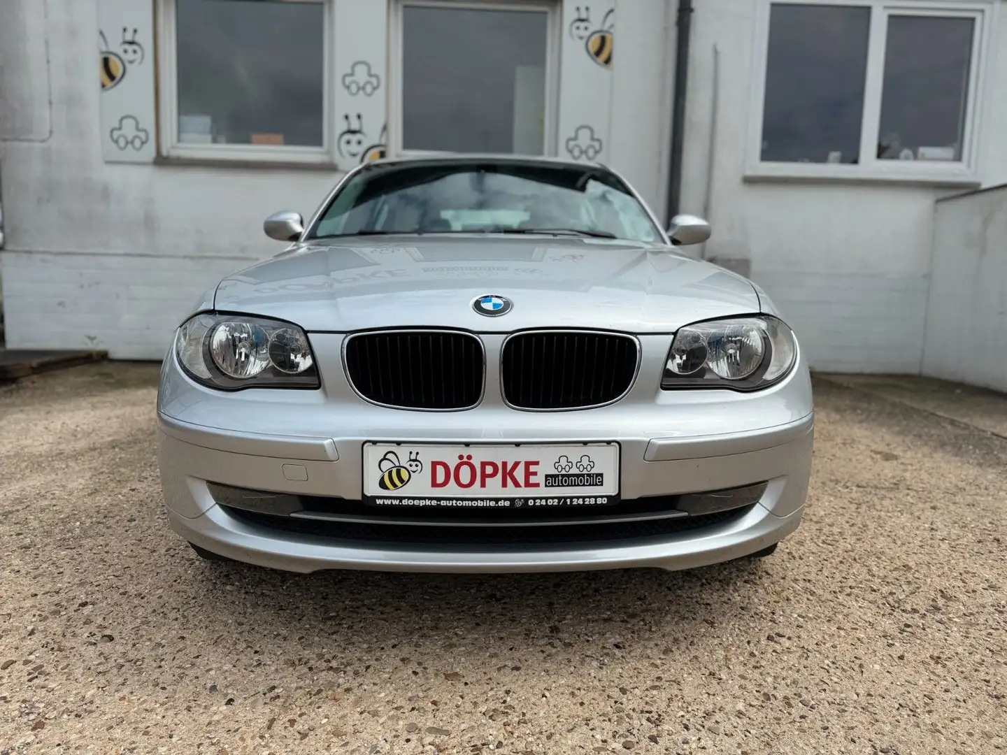 BMW 118 i Navi PDC SHZ AHK 18 Zoll Sport ESD 3. Hand Stříbrná - 2