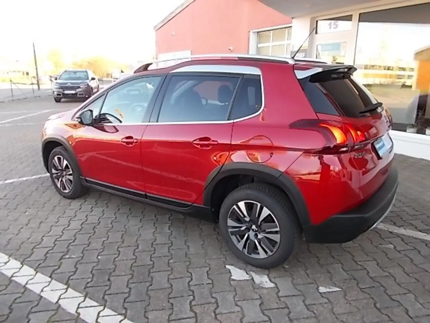 Peugeot 2008 1,2 PT Allure, Klima, SHZ, Kamera, Garantie, Rouge - 2