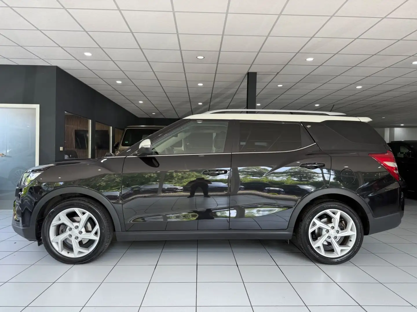 SsangYong Tivoli Grand Fizz *AUTOMATIK*LED*CAR-PLAY*R-KAM* Zwart - 2