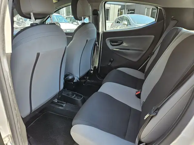 Lancia Ypsilon view 8