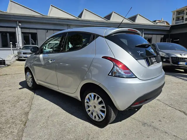 Lancia Ypsilon view 5
