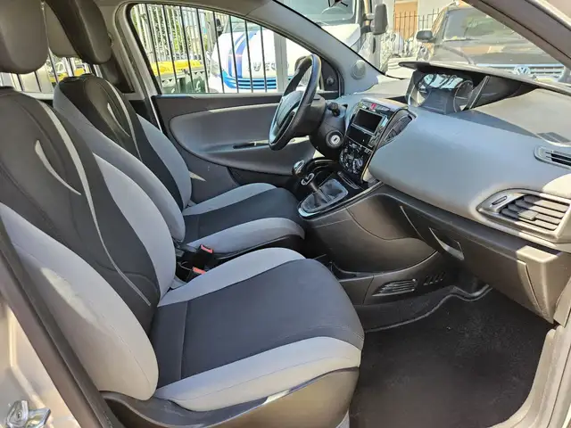 Lancia Ypsilon view 11