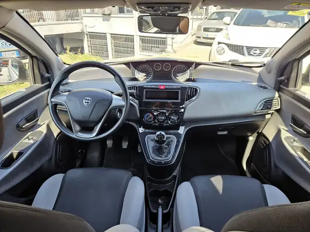 Lancia Ypsilon view 9