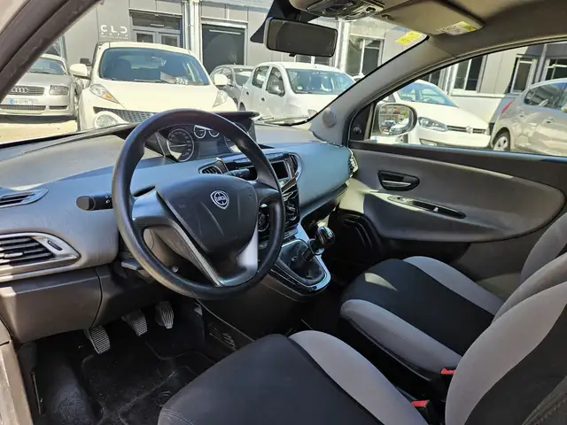 Lancia Ypsilon view 6