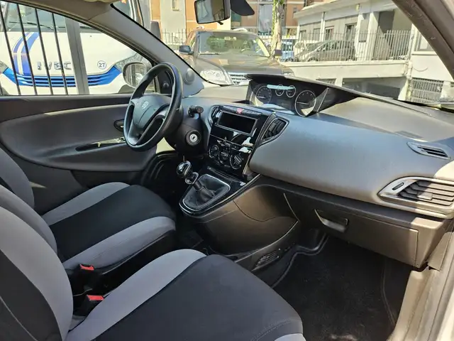 Lancia Ypsilon view 10