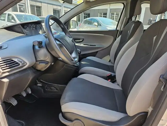 Lancia Ypsilon view 7