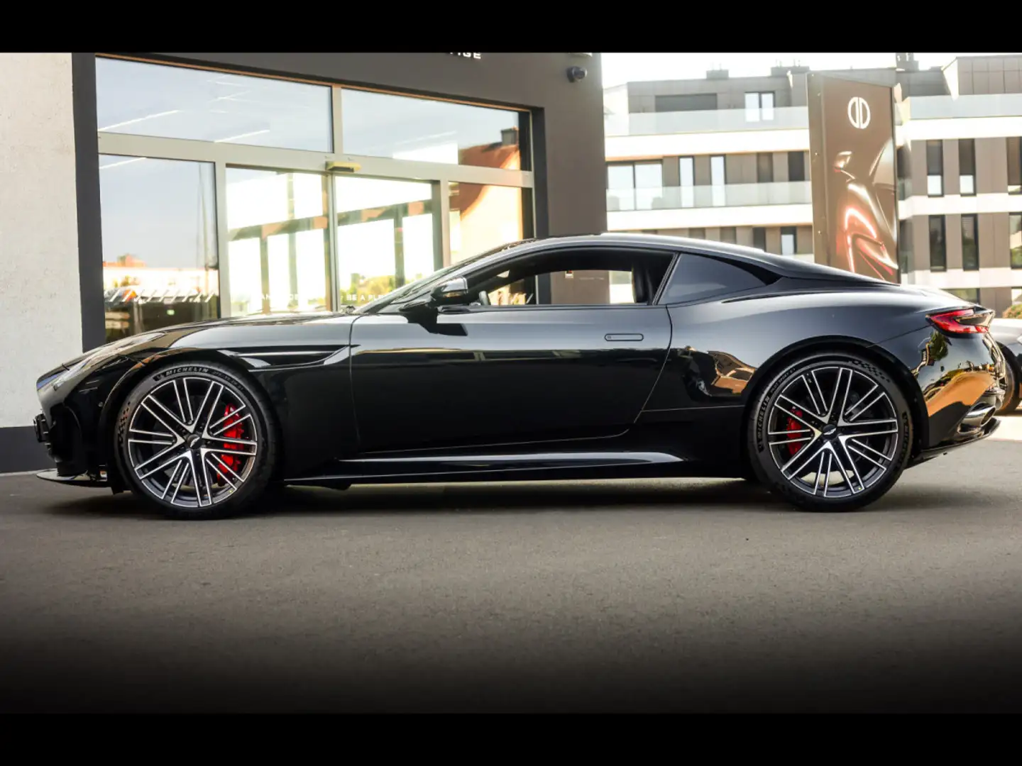 Aston Martin DB12 V8 COUPE Q SPECIAL°OBERON BLACK°360°KERAMIK Zwart - 2