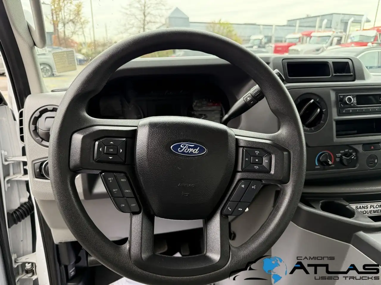 Ford E-Series Cutaway снимка Ford E-Series Cutaway