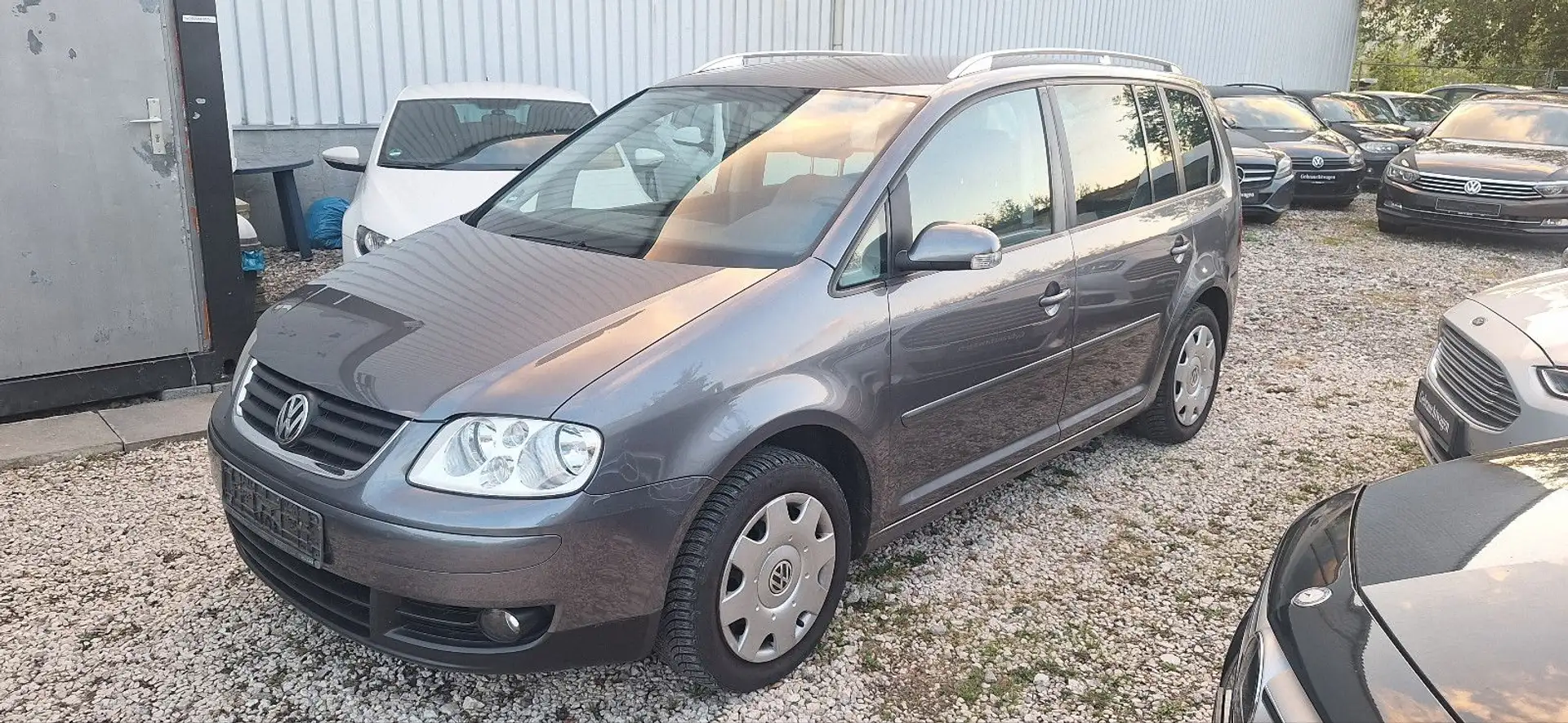 Volkswagen Touran 2.0 FSI Highline AHK, TÜV 09.2026 Grau - 1