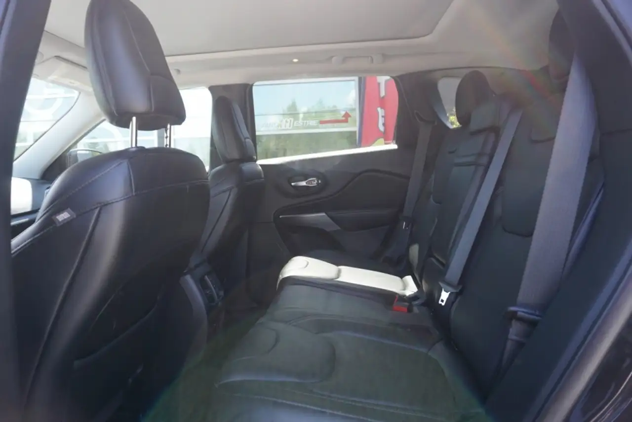 Jeep Cherokee снимка Jeep Cherokee