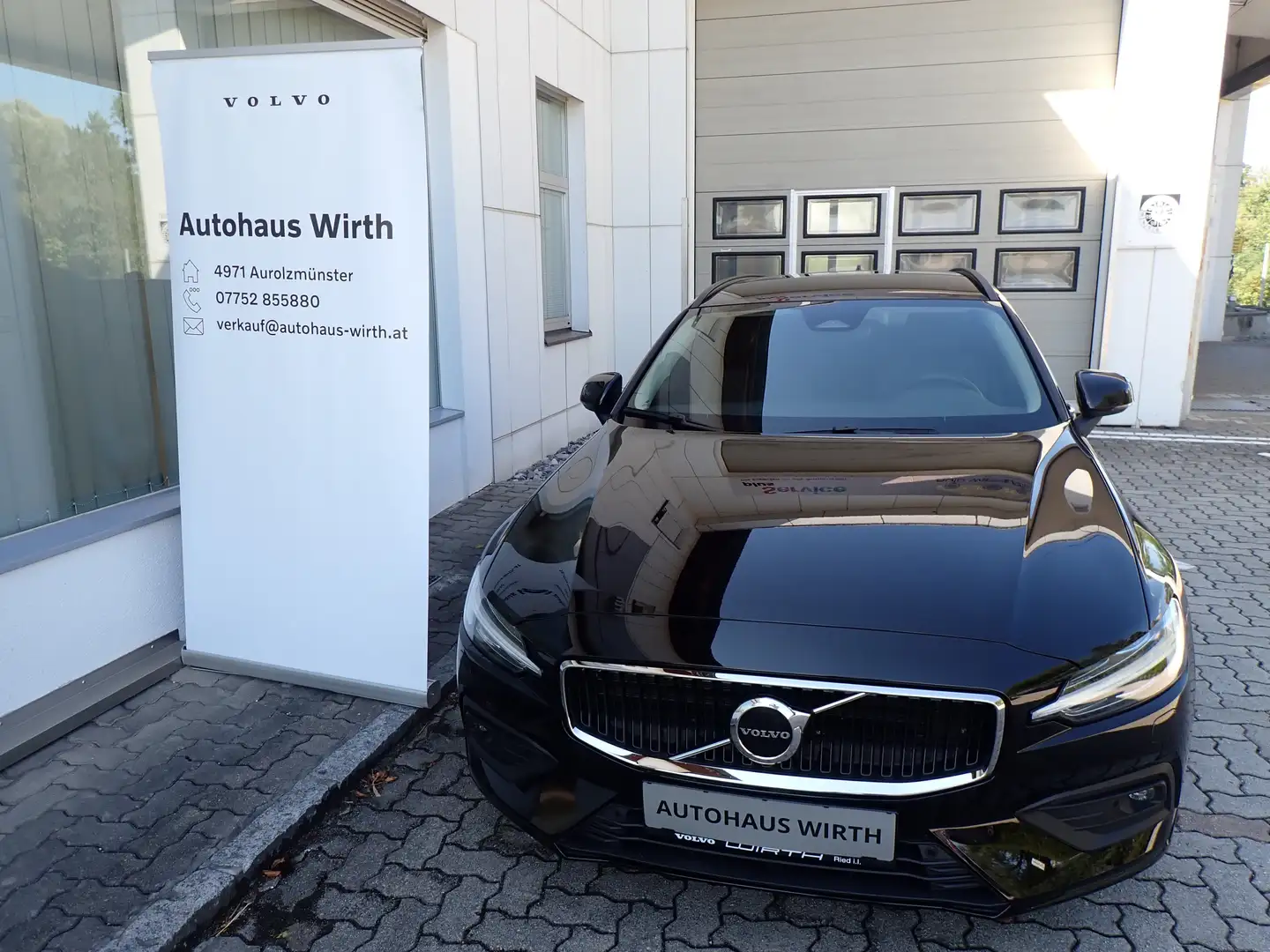 Volvo V60 B4 Mild Hybrid Core / Lichtpak. / Fahrerasspak. Schwarz - 2
