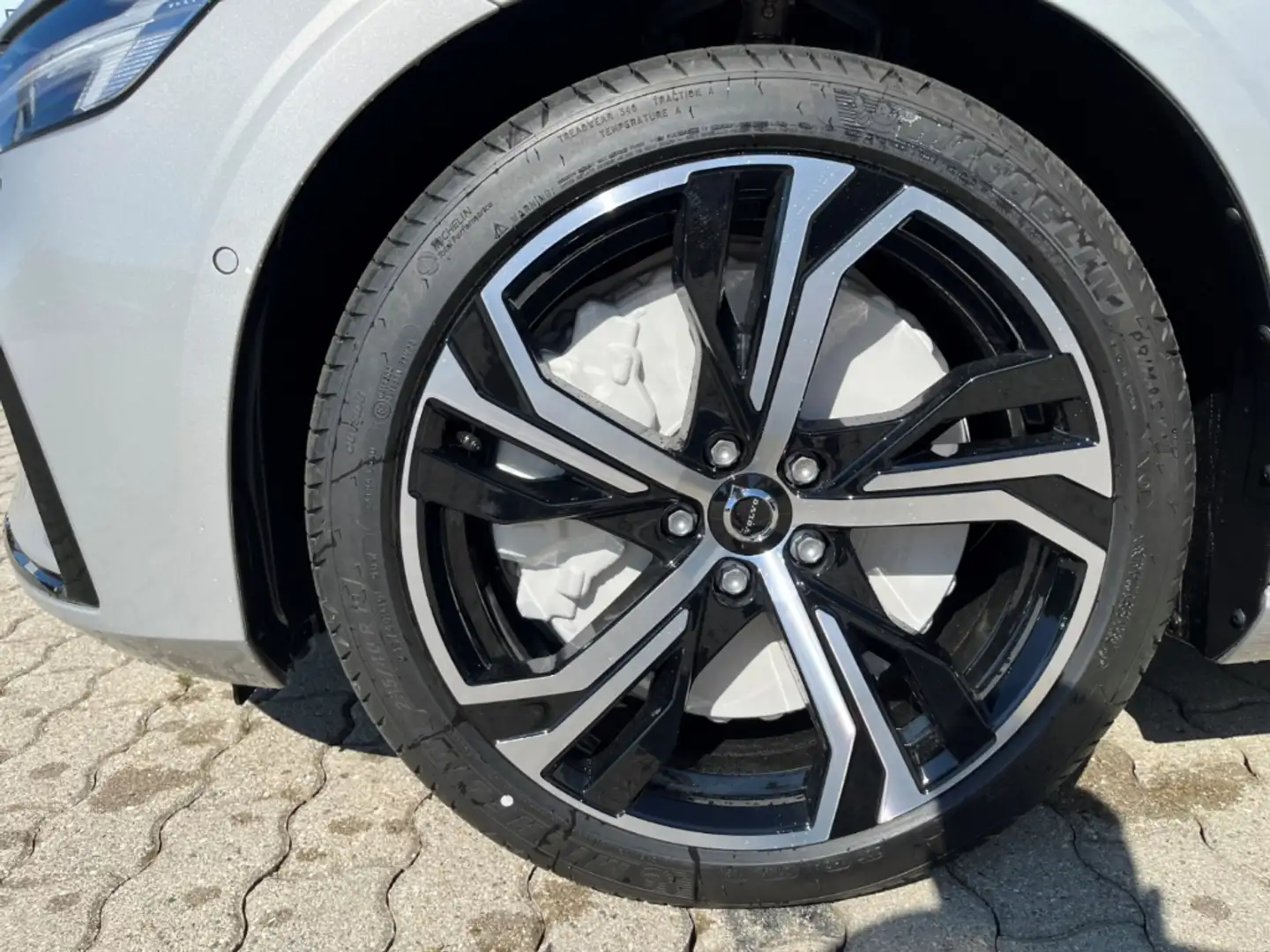 Volvo V60 Plus Dark Recharge Plug-In Hybrid AWD T6 Twin Engi Silber - 2