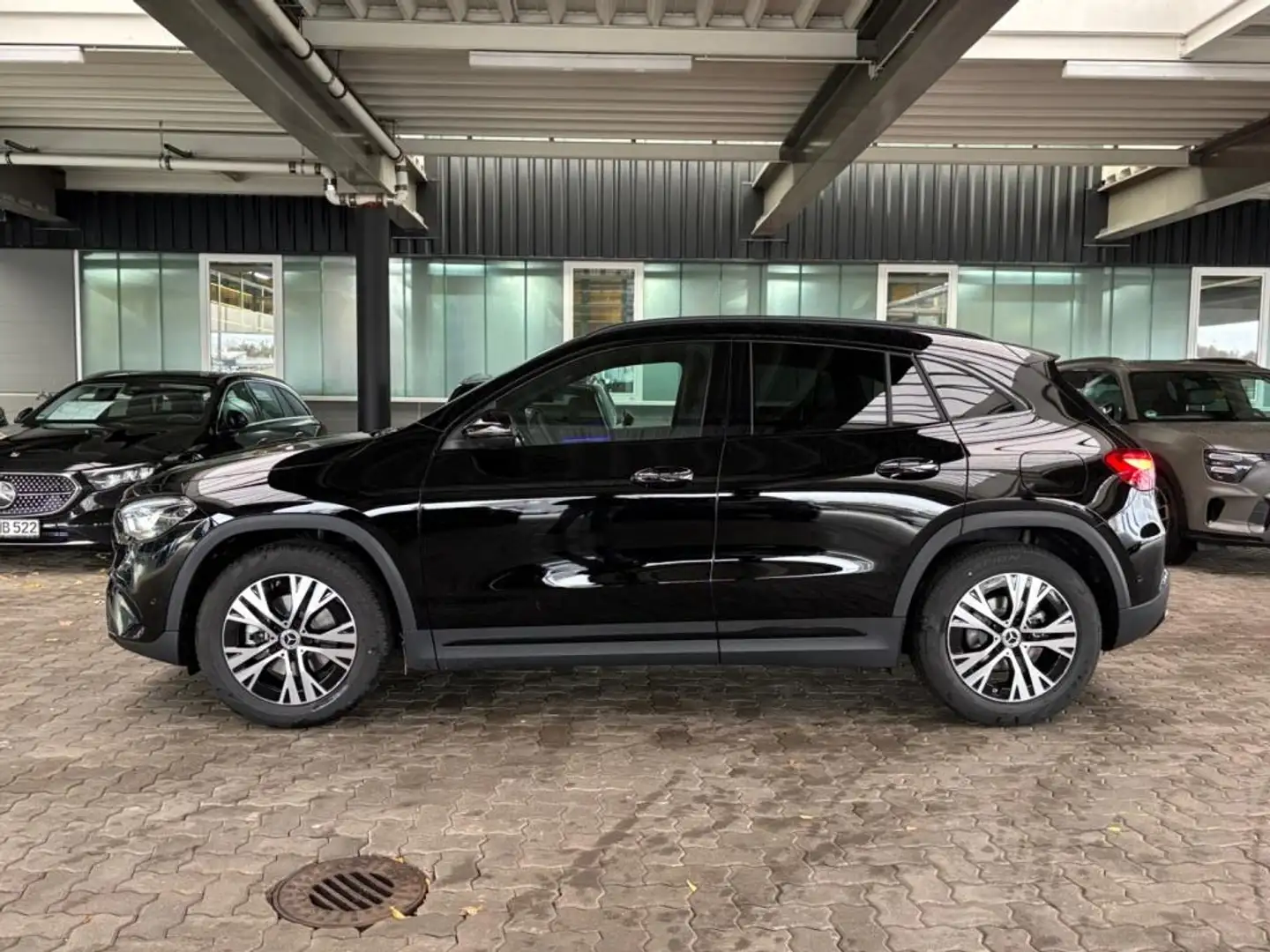 Mercedes-Benz GLA 200 d +PROGRESSIVE+SHZ+AMBIENTE+360°KAM+PDC Schwarz - 2