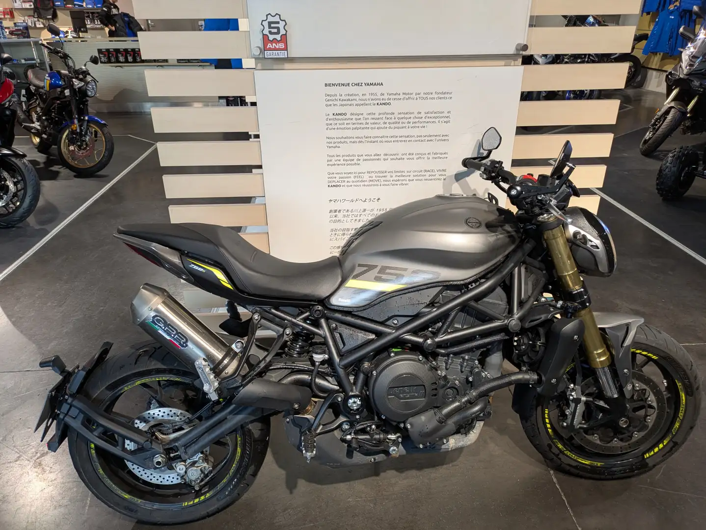 Benelli 752 S Grijs - 2