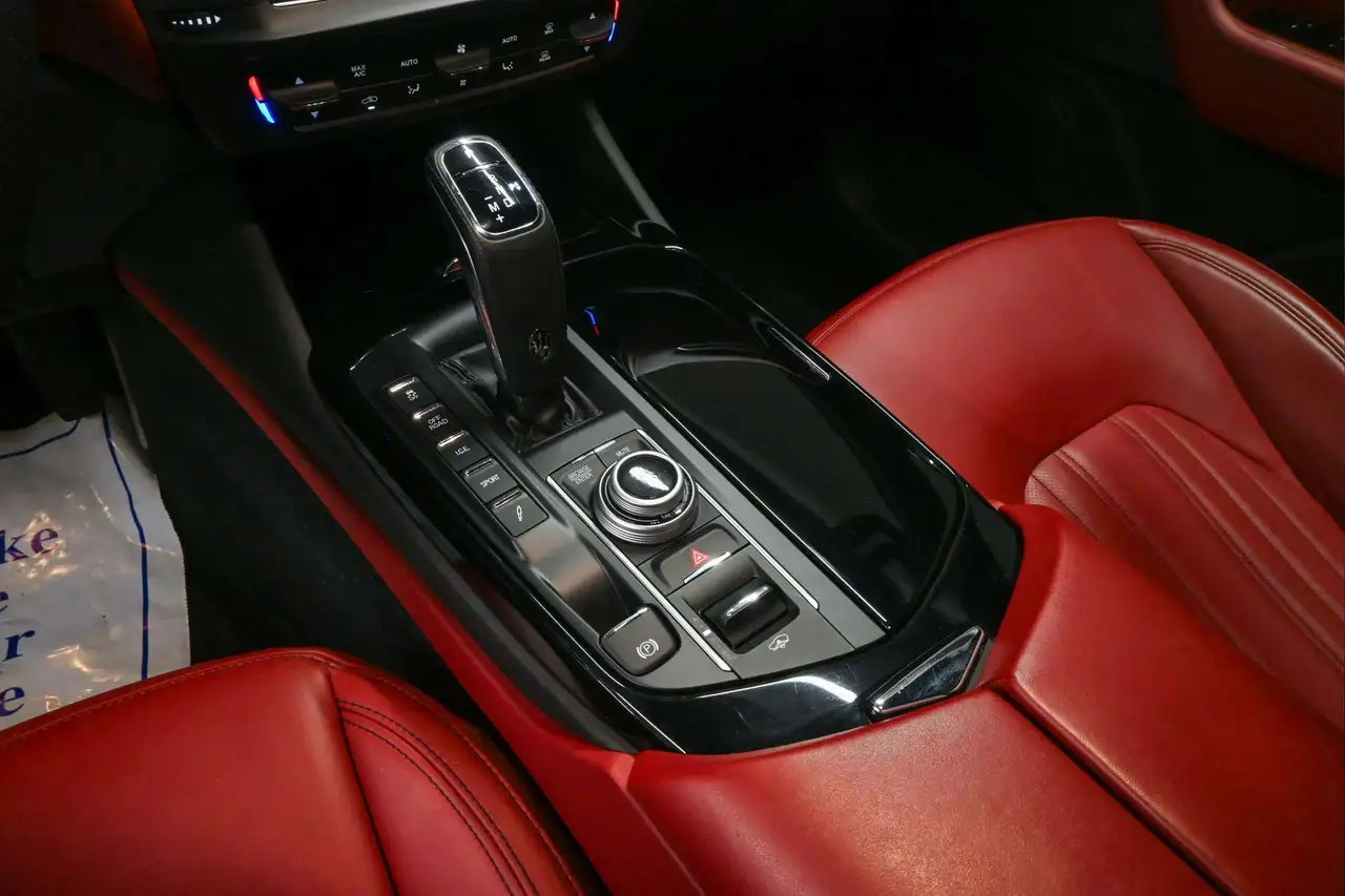 Maserati Levante снимка Maserati Levante