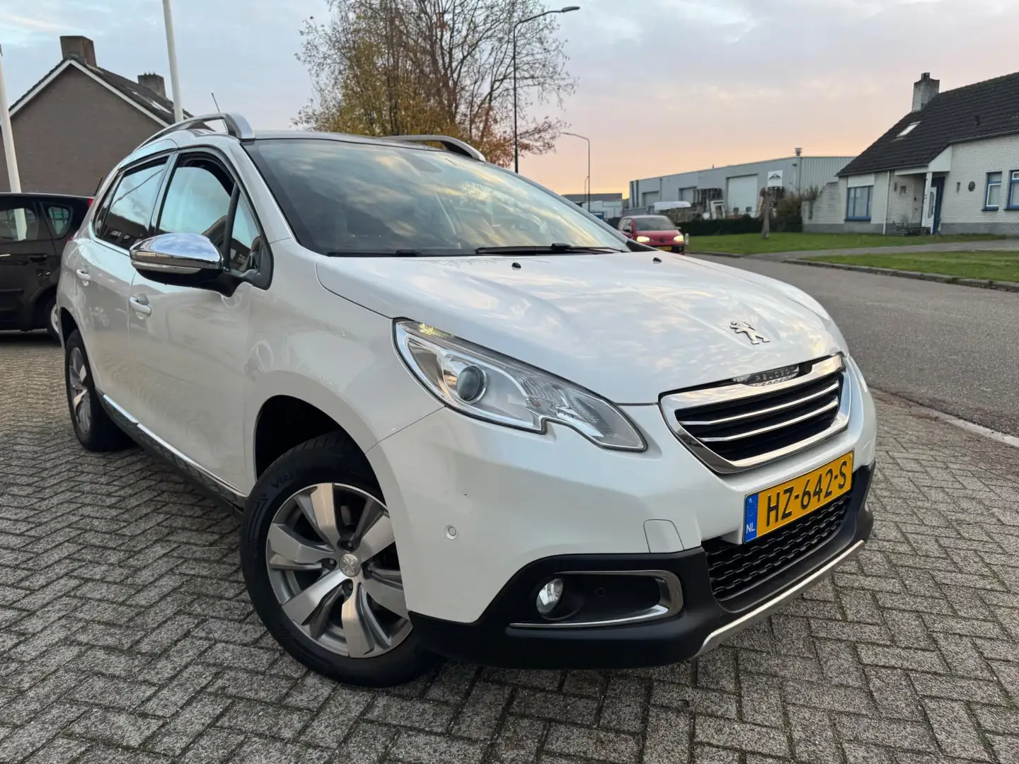 Peugeot 2008 1.2 PureTech Blue Lease Executive Panodak,Navigati Wit - 2