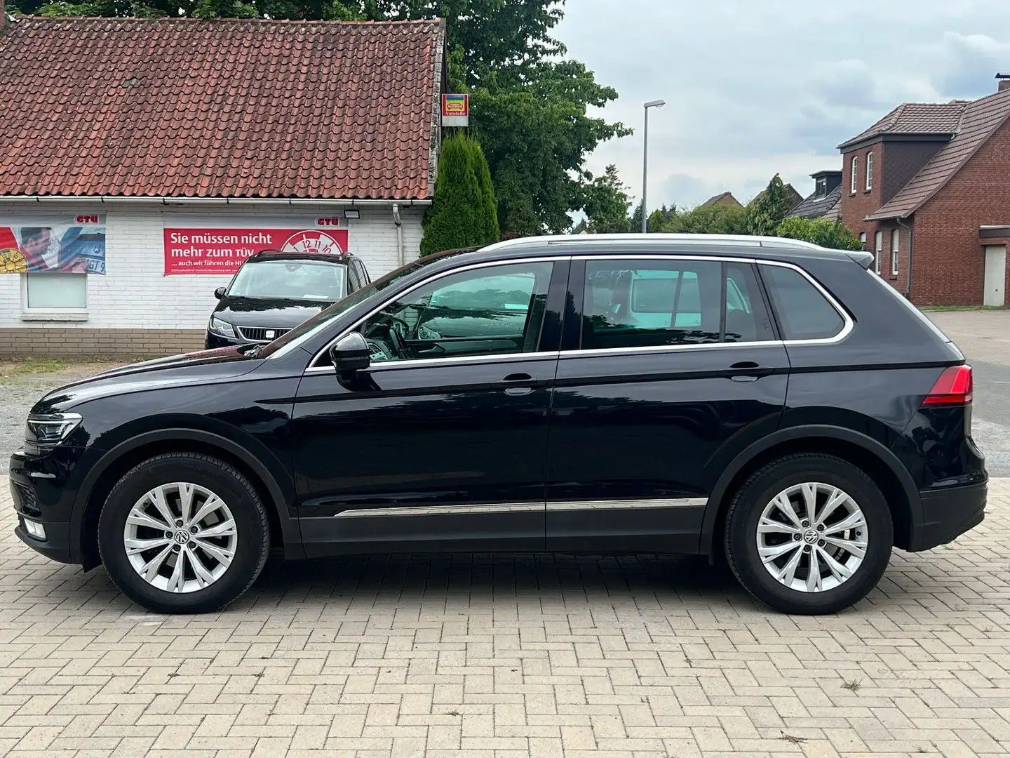 Volkswagen Tiguan 2.0 TDI | DSG | AHK | LED |Navi |TÜV neu Schwarz - 2
