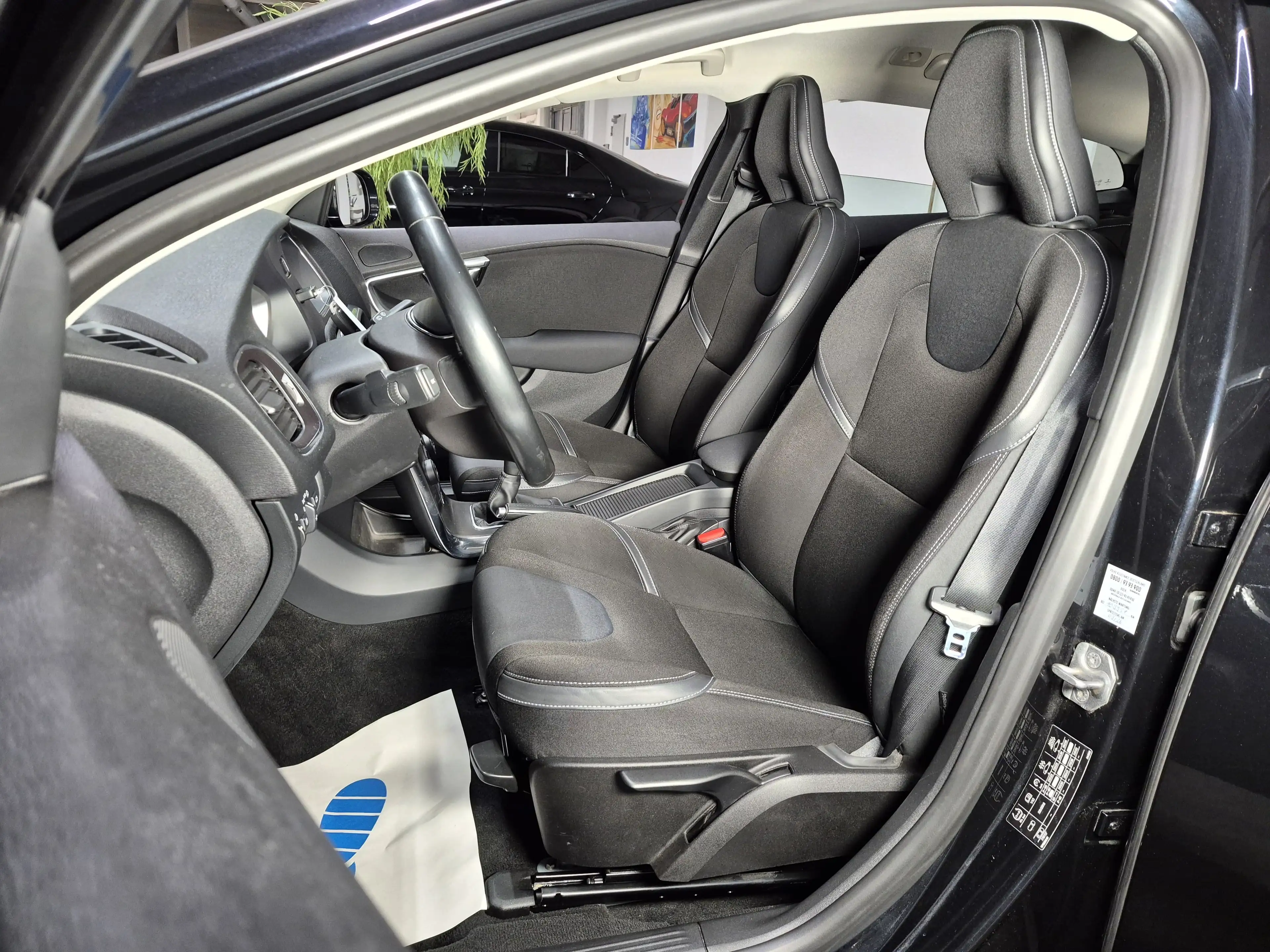 Volvo V40 D3 Momentum - Teilleder + Xenon + 8 x Alu — photo 11
