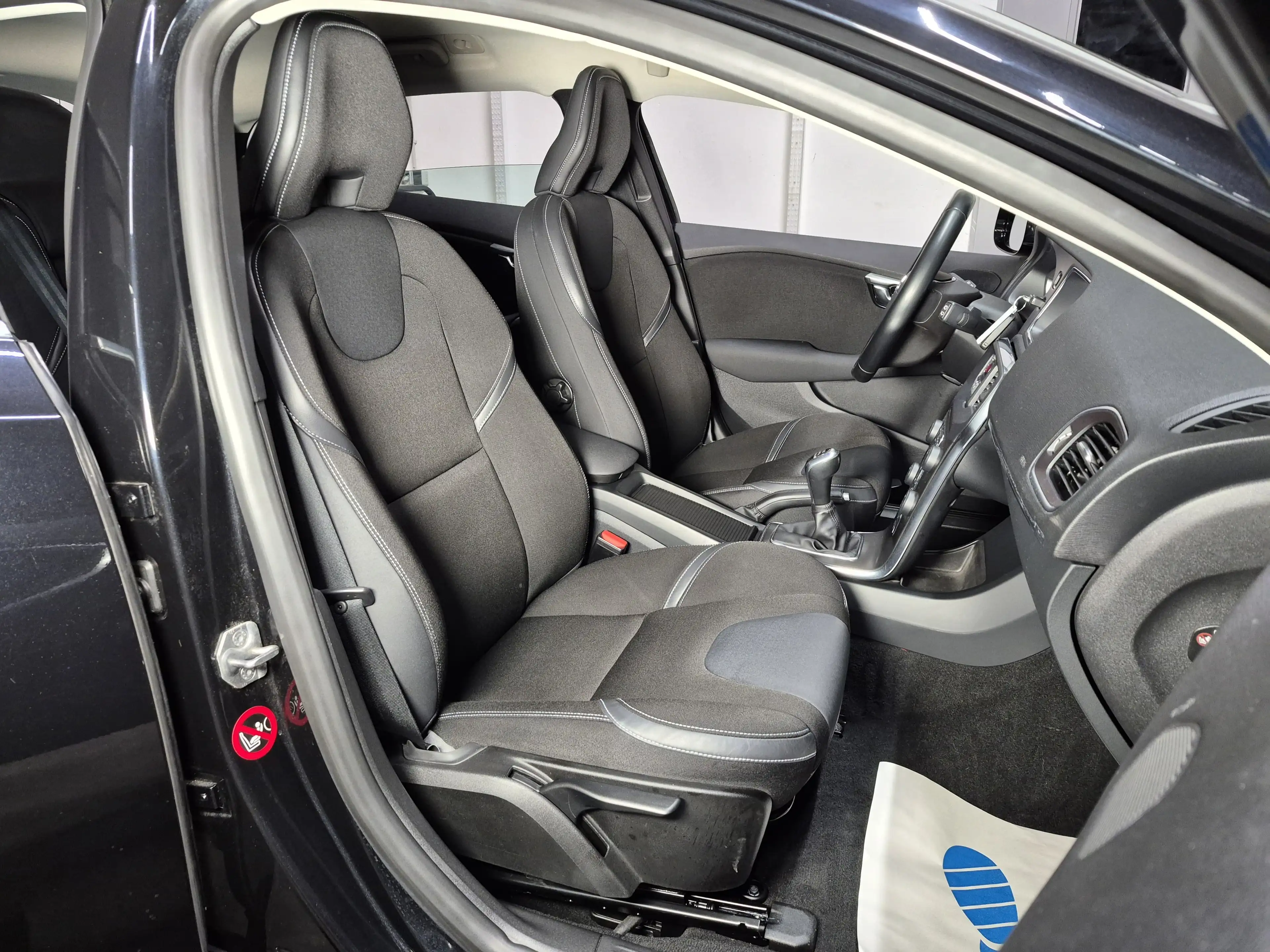 Volvo V40 D3 Momentum - Teilleder + Xenon + 8 x Alu — photo 12