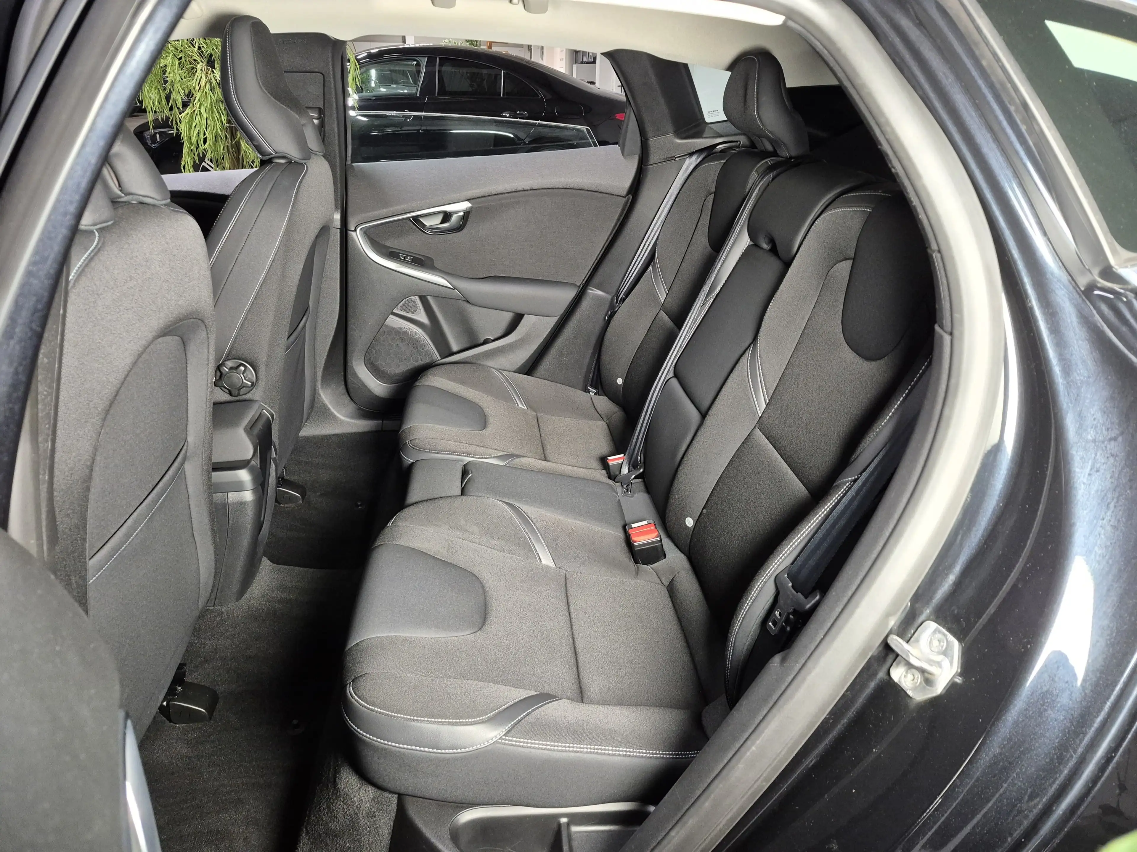 Volvo V40 D3 Momentum - Teilleder + Xenon + 8 x Alu — photo 13