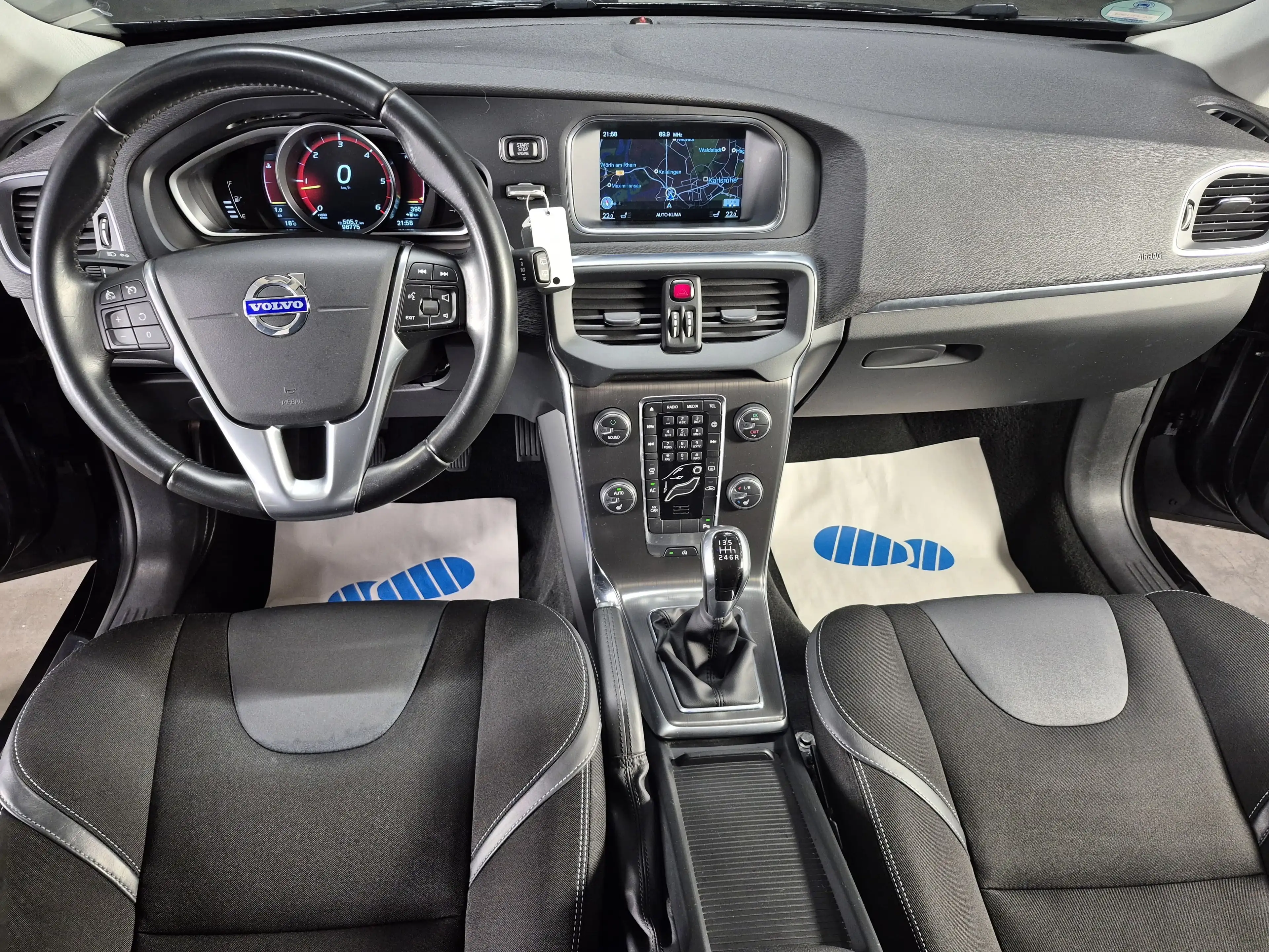 Volvo V40 D3 Momentum - Teilleder + Xenon + 8 x Alu — photo 10