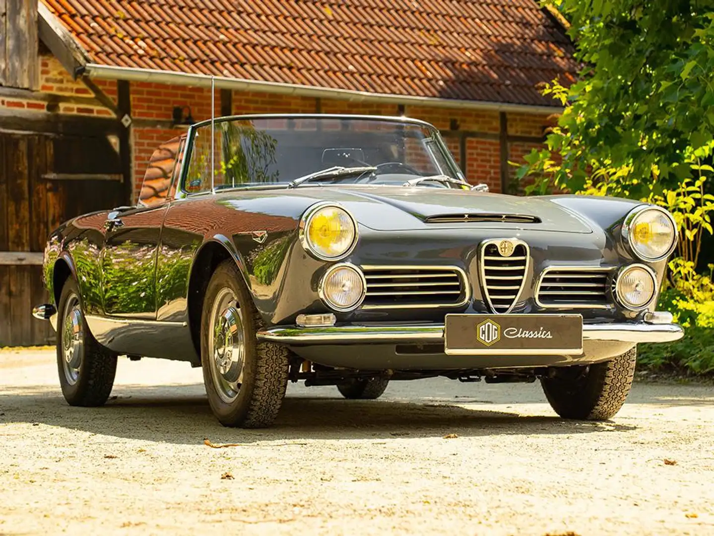 Alfa Romeo Spider 2600 Touring Grau - 1