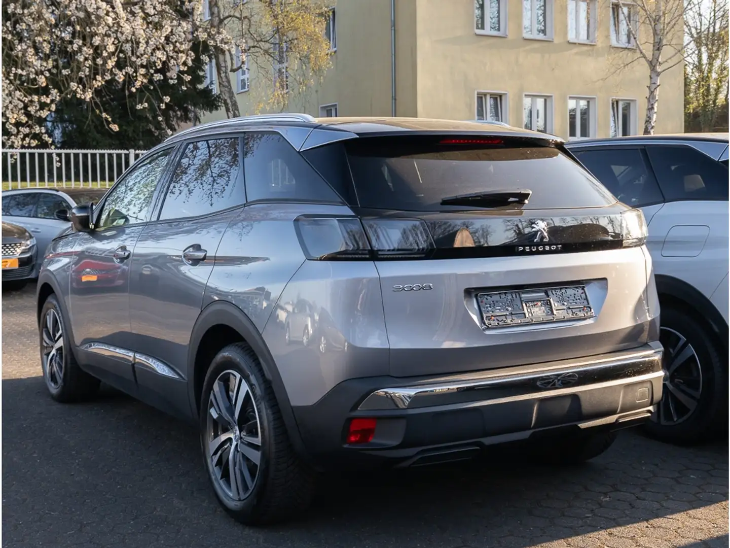 Peugeot 3008 ROADTRIP 1.2 PT130 EAT8 +SHZ+NAV+BT+RFK+AHK++ Grau - 2