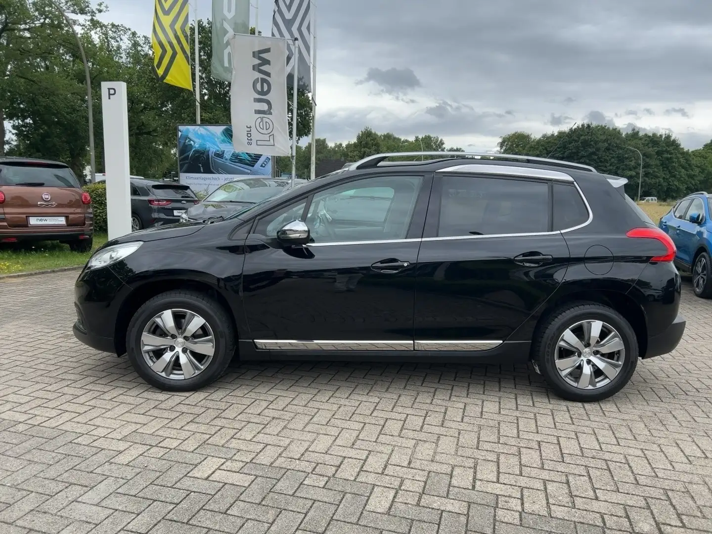 Peugeot 2008 1.2 PureTech 110 *1. Hand,Klimaautomatik* Schwarz - 2