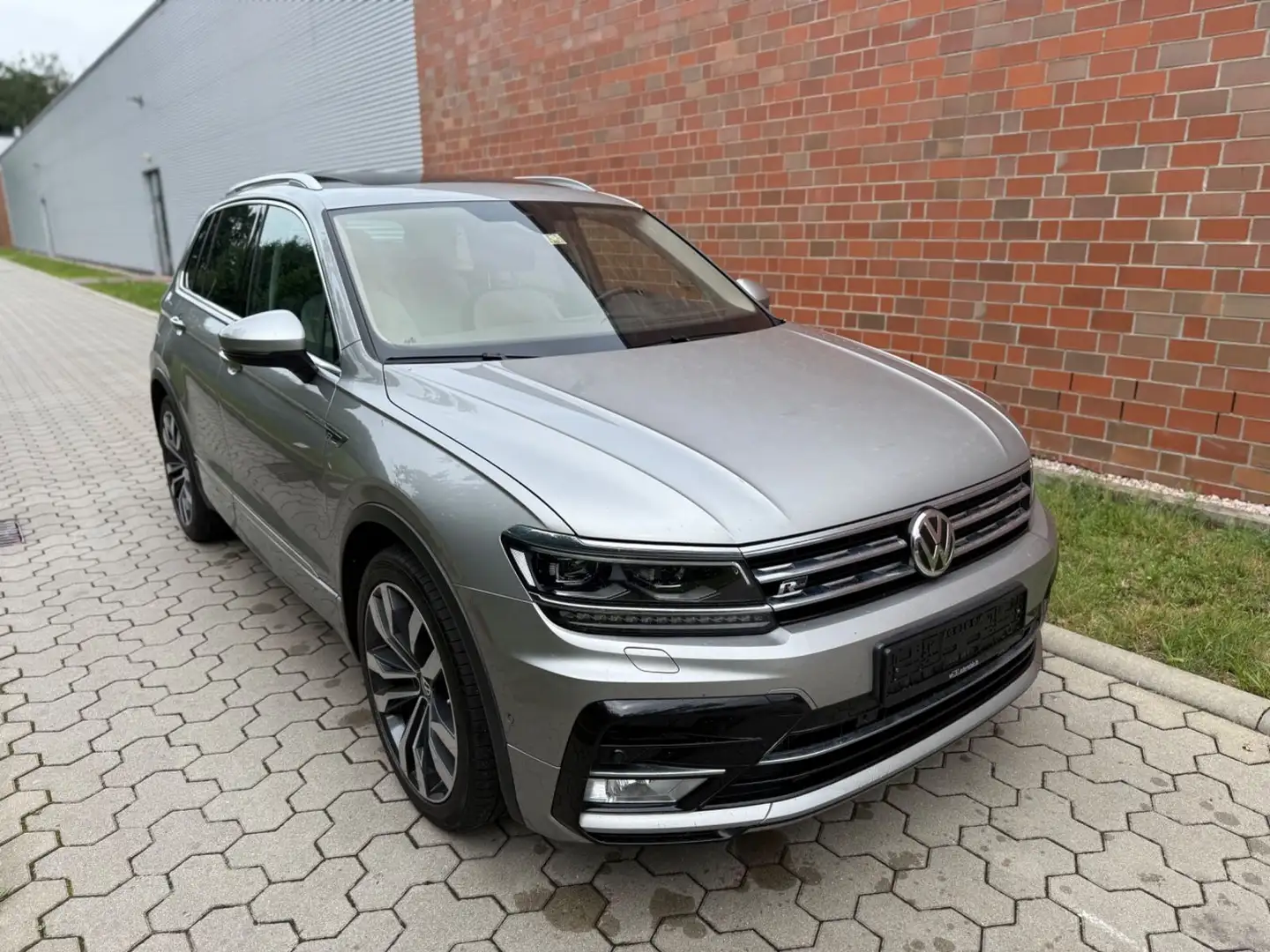 Volkswagen Tiguan 2.0TDI-DSG-4MO-R.LINE-PANO-AHK-LEDER-20" Zilver - 1