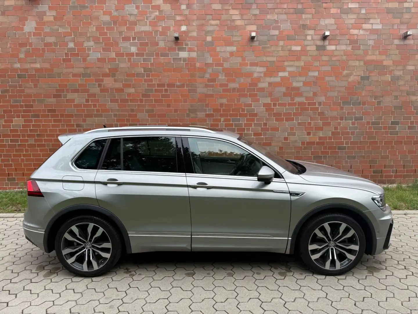 Volkswagen Tiguan 2.0TDI-DSG-4MO-R.LINE-PANO-AHK-LEDER-20" Zilver - 2