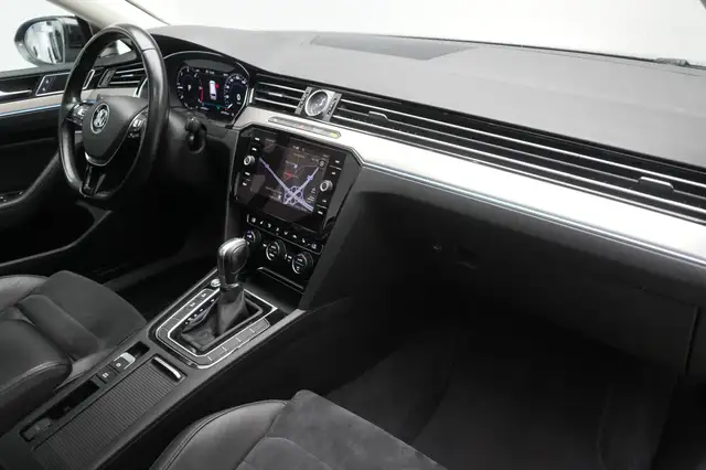 Volkswagen Passat view 17
