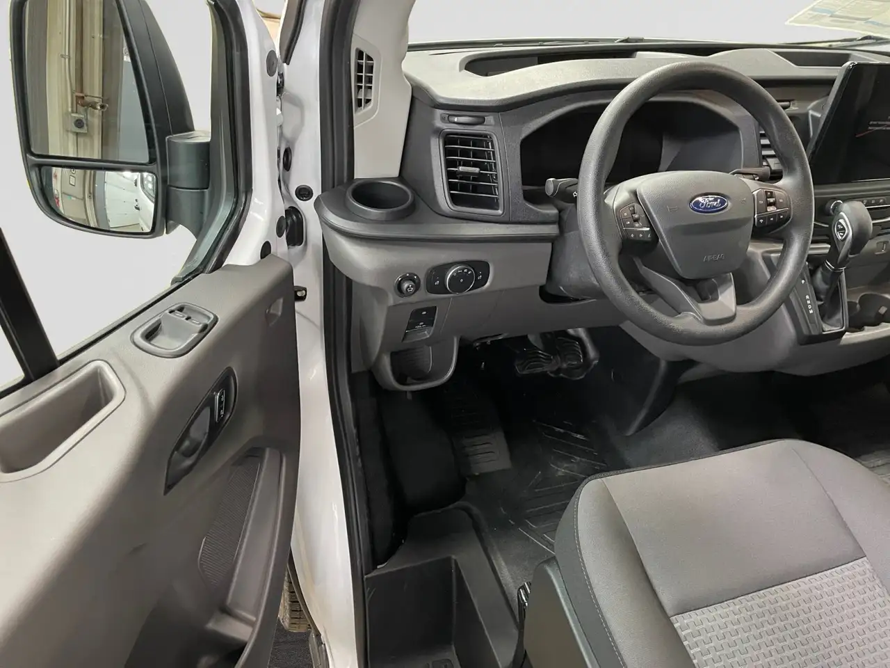Ford Transit Cargo Van снимка Ford Transit Cargo Van