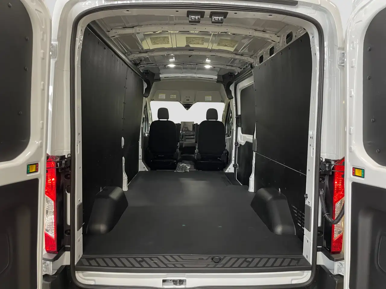 Ford Transit Cargo Van снимка Ford Transit Cargo Van