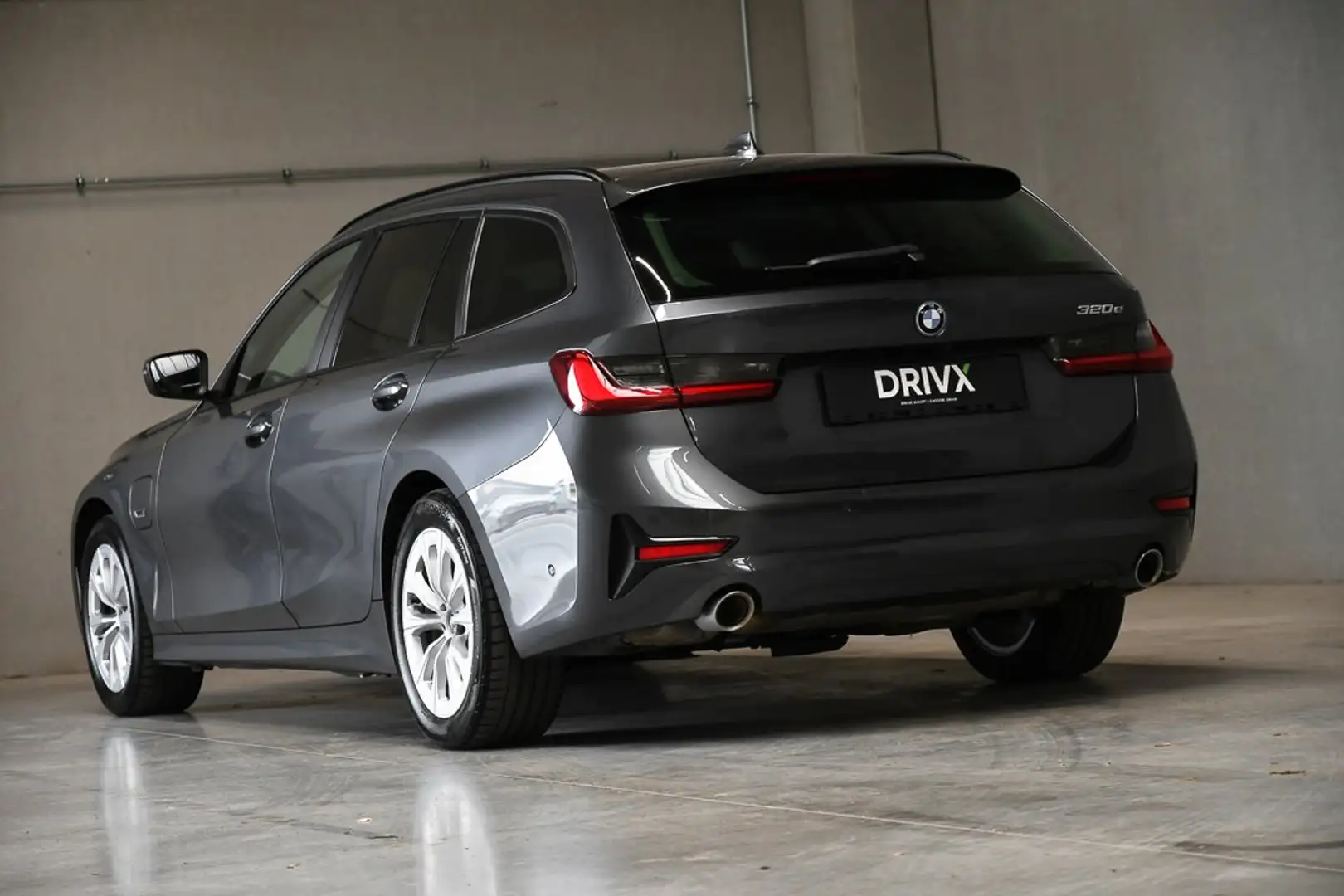 BMW 320 320e Touring Aut. Gris - 2