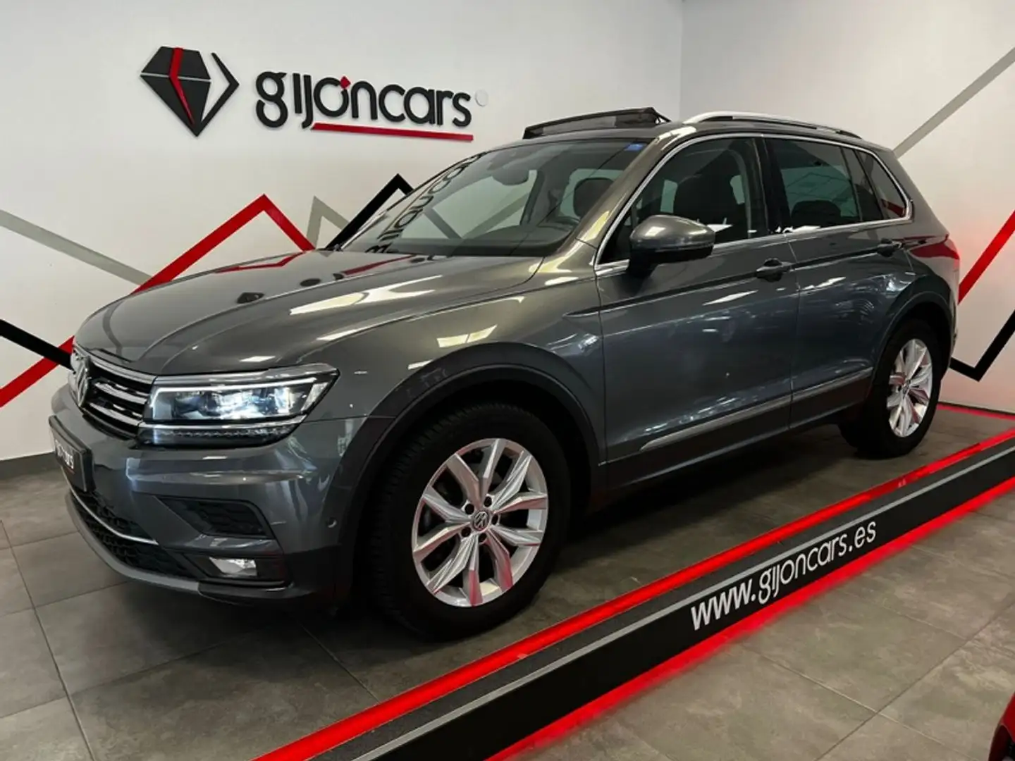 Volkswagen Tiguan 2.0TDI Sport 4Motion DSG 110kW Grijs - 1