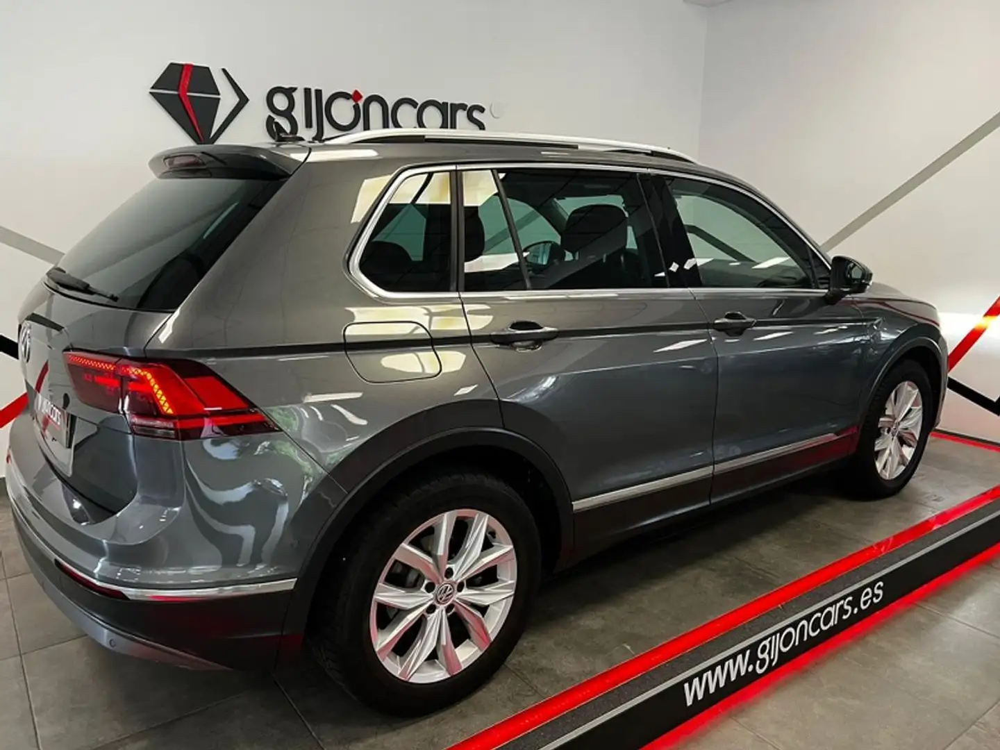Volkswagen Tiguan 2.0TDI Sport 4Motion DSG 110kW Grijs - 2
