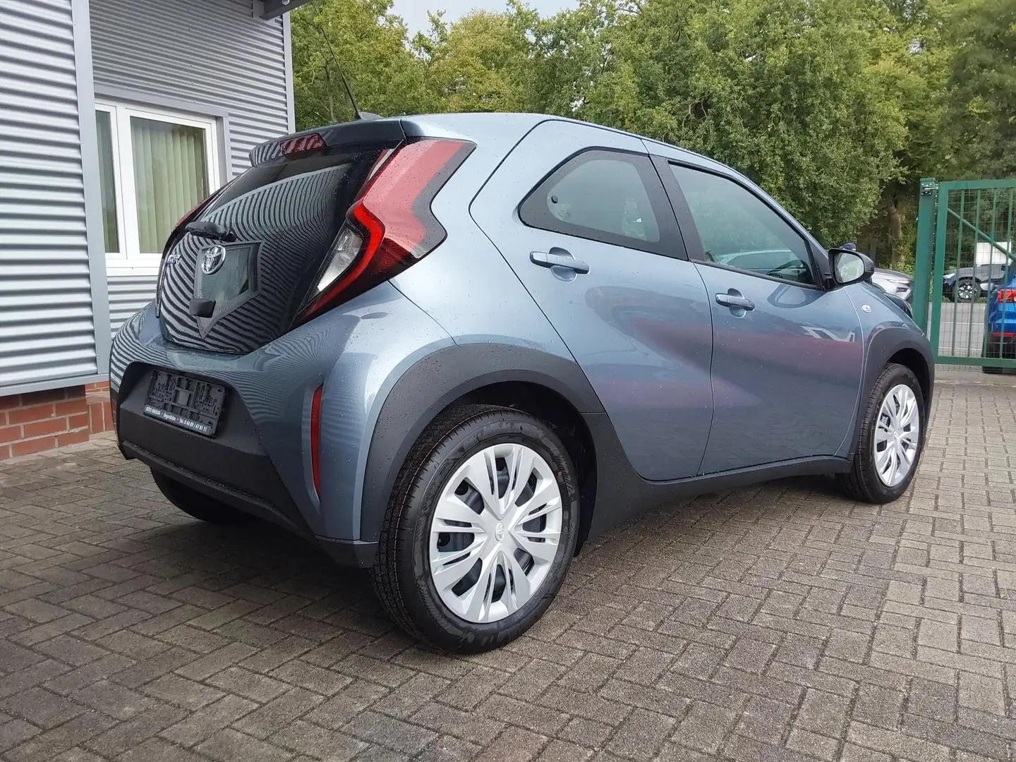 Toyota Aygo X Business Edition ACC/APP/KAM/SHZ 53 kW (72 PS),... Gris - 2