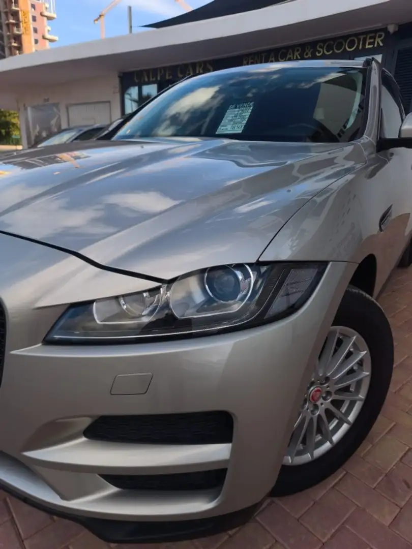 Jaguar F-Pace 2.0i4D Pure Aut. RWD 180 Gris - 2