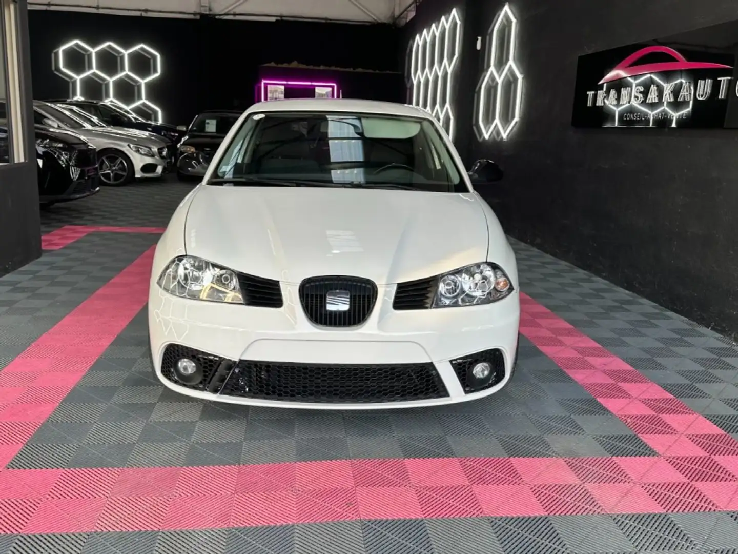 SEAT Ibiza 1.9 TDI 100 ch ~ Climatisation automatique ~ Bluetooth ~ Écran multimedia ~ Jantes 17 Blanc - 2