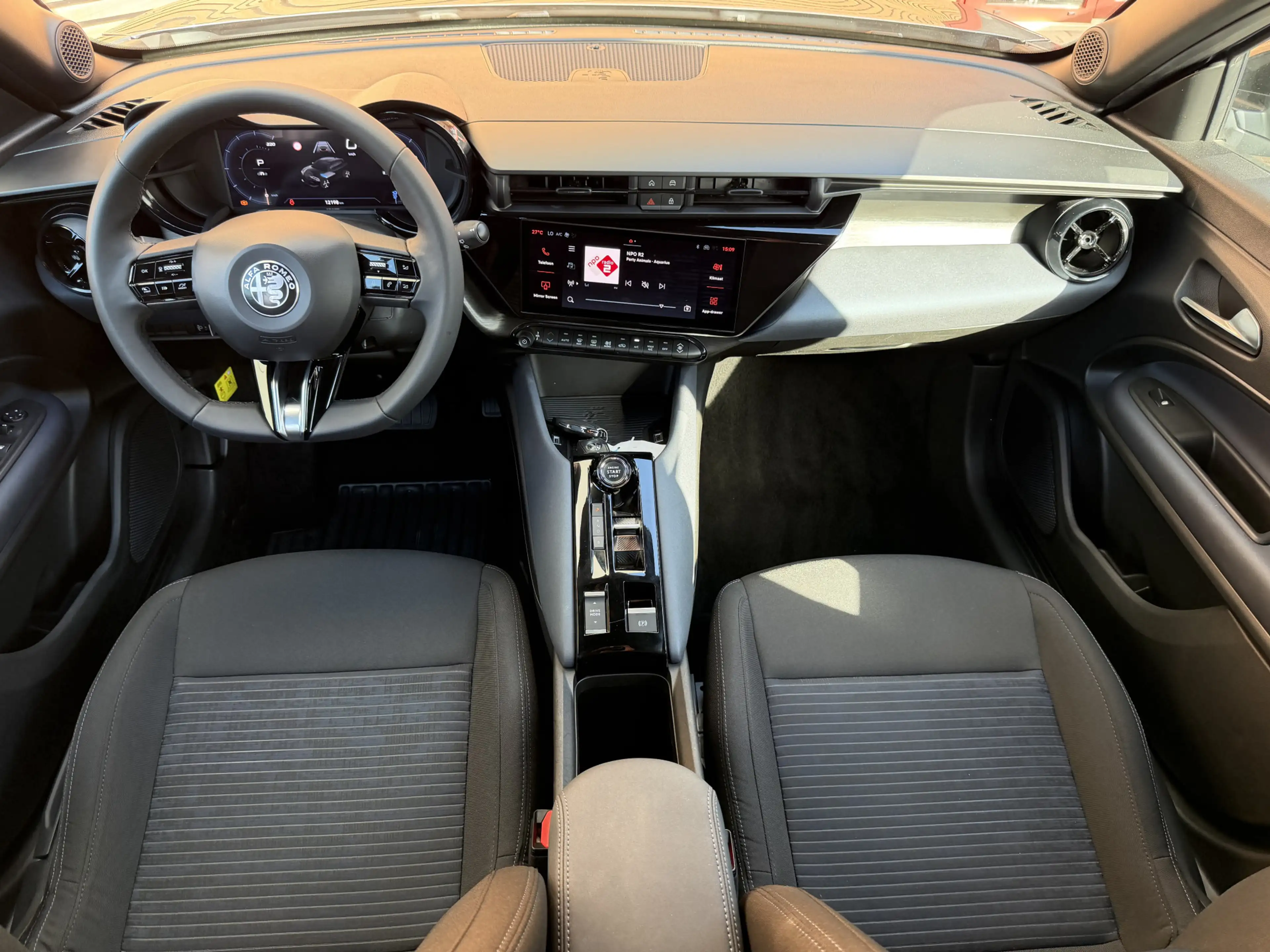 Alfa Romeo Junior Elettrica 54 kWh Cruise control / Carplay / Lm vel — photo 2