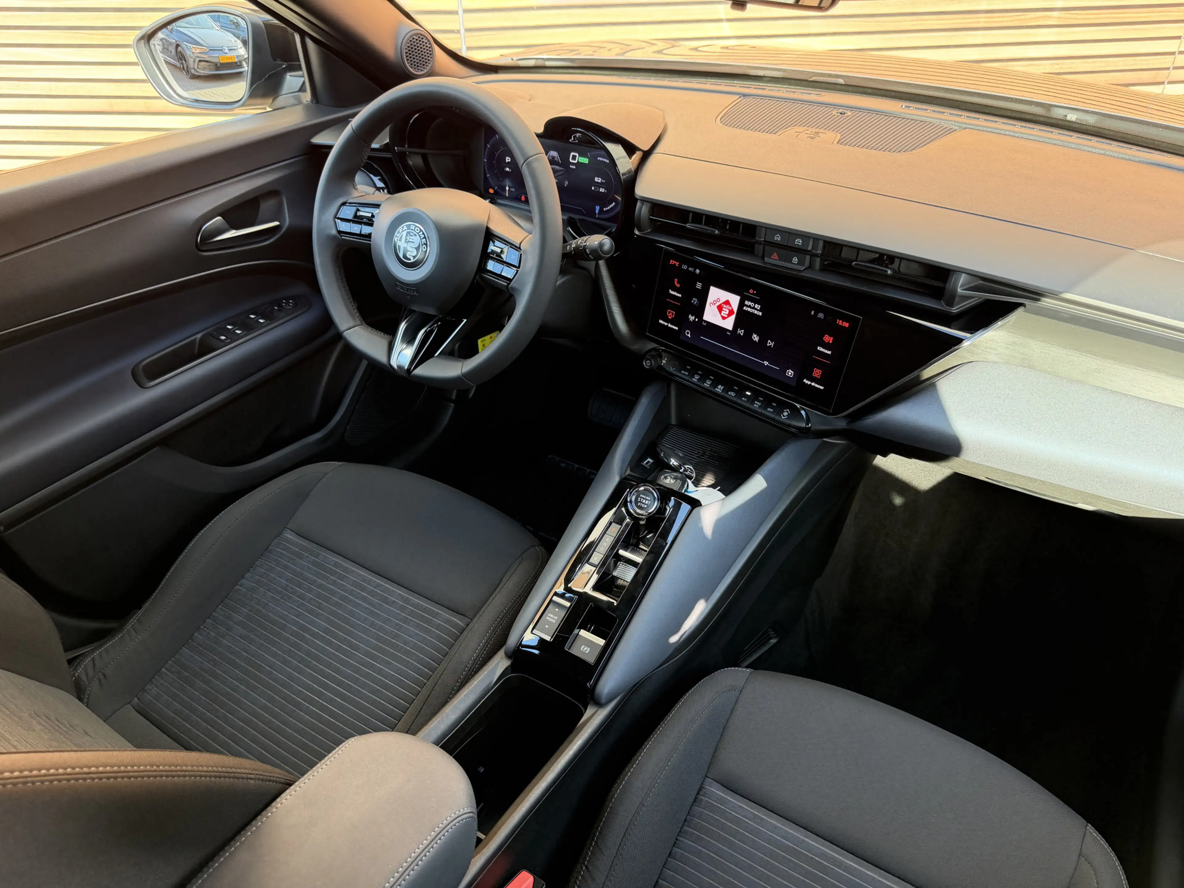 Alfa Romeo Junior Elettrica 54 kWh Cruise control / Carplay / Lm vel — photo 4