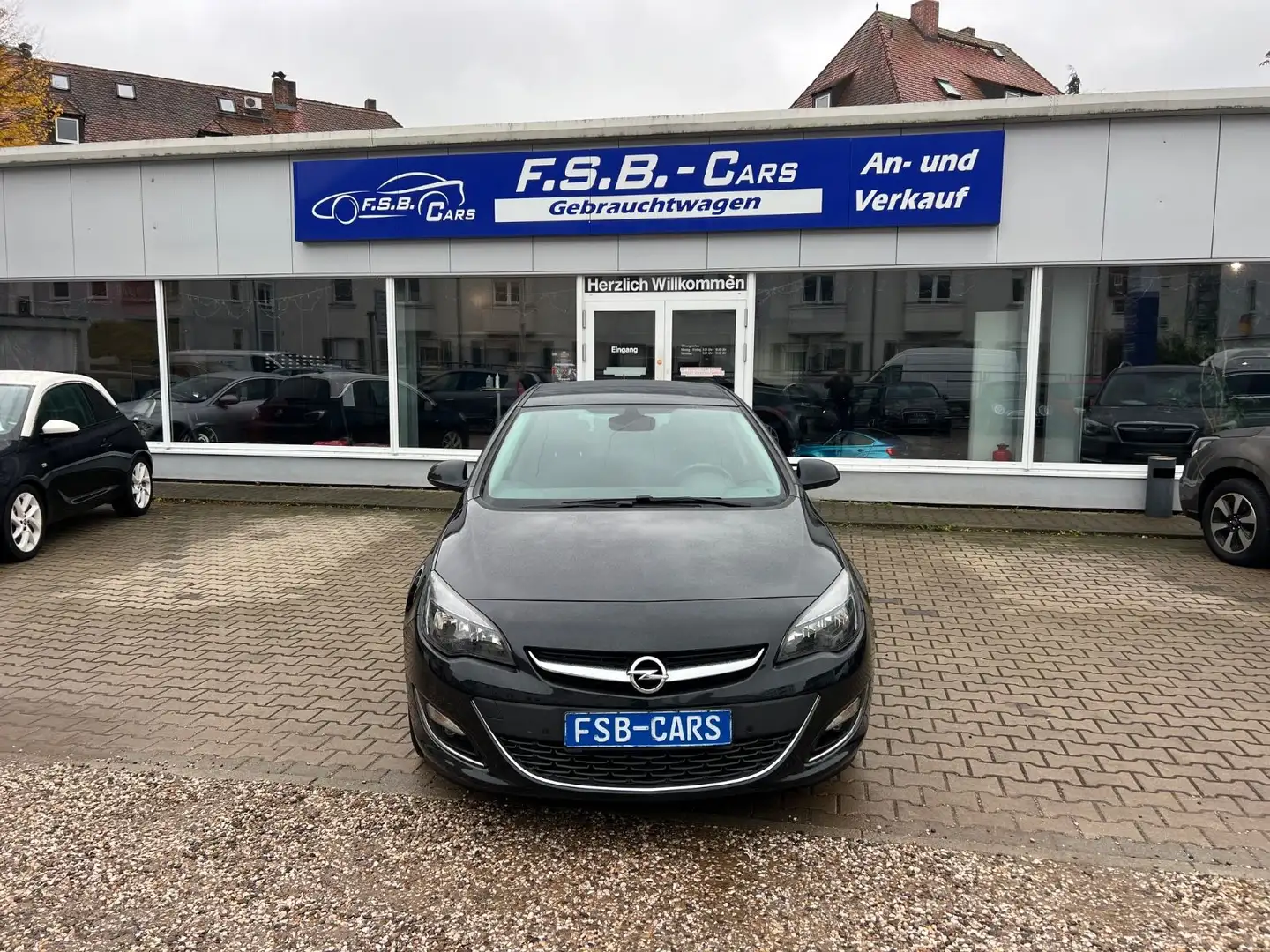 Opel Astra J Lim. 5-trg. Exklusiv Noir - 1