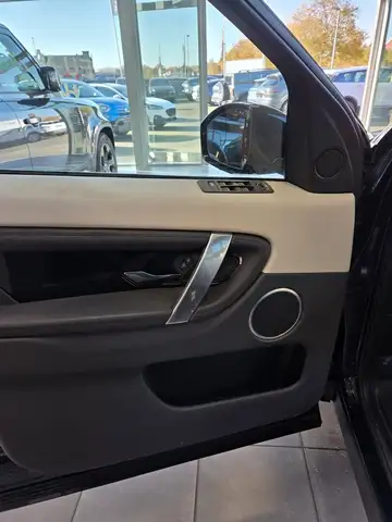 Land Rover Discovery Sport view 12