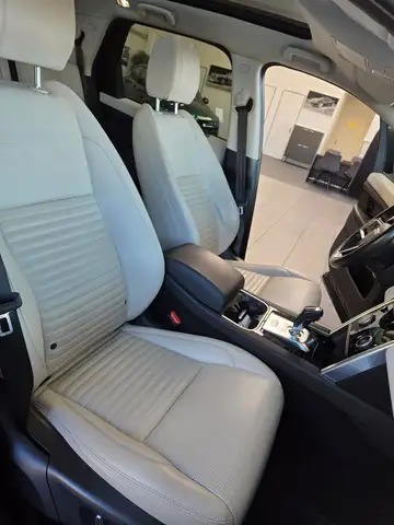 Land Rover Discovery Sport view 14