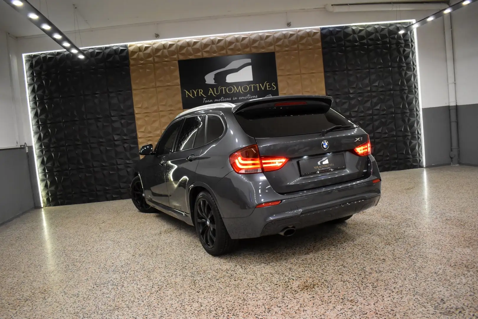 BMW X1 xDrive25d LCI, M-PAKET, BiTURBO, PANO, AHK, H&R Grijs - 2